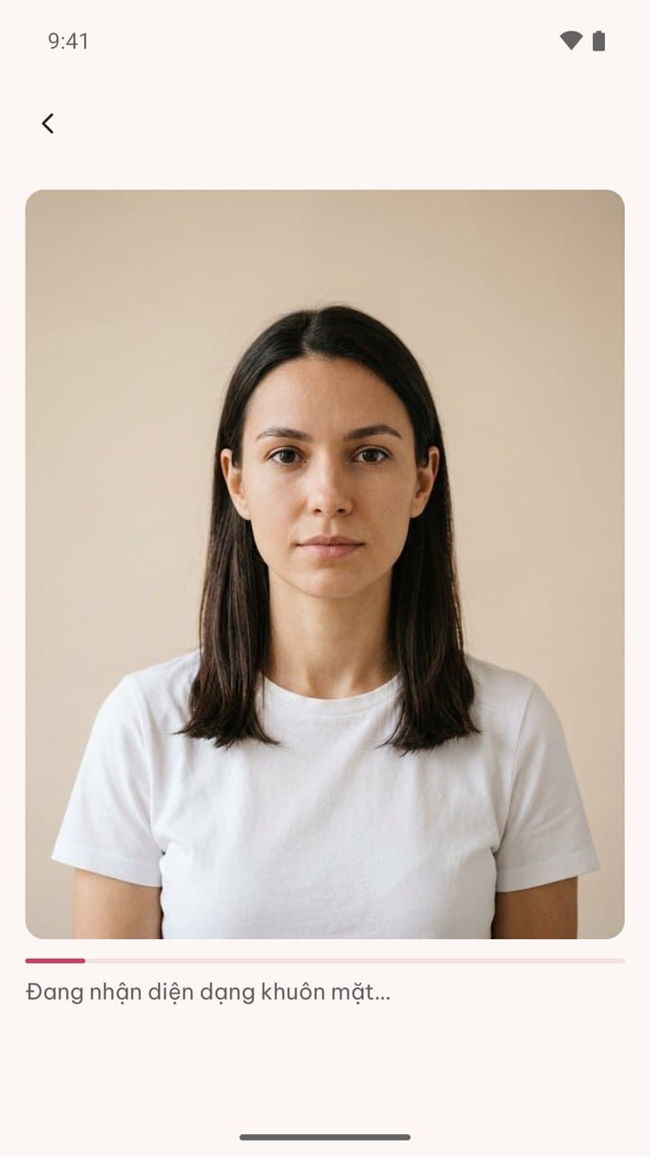 Analysis screen: the app detects the face shape in the chosen photo
